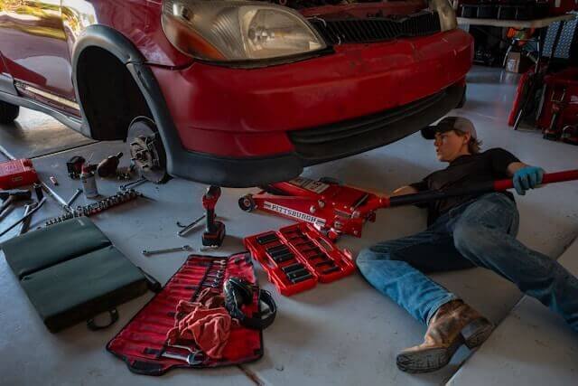 What Happens If I Choose a Car Insurance Policy with Garage Binding in Germany?